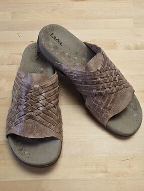 Taos Footwear Woven Slide Sandals in Brown